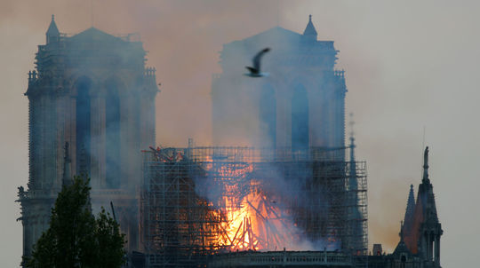 Strechu Notre-Dame mohol podpáliť skrat, myslia si vyšetrovatelia