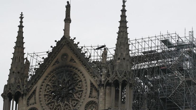 požiar paríž francúzsko katedrála notre-dame