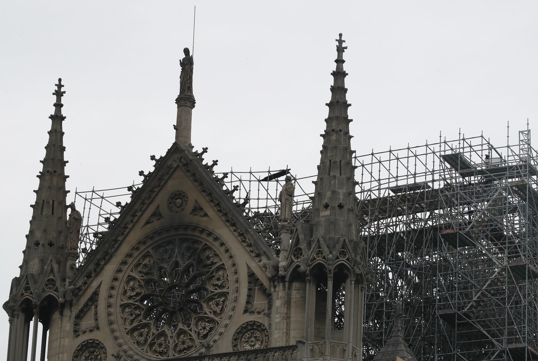Pohľad na katedrálu Notre-Dame po požiari. 16....