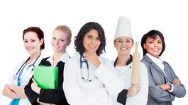 Absolventom chýba kontakt s praxou. Pomôcť môžu školy aj firmy