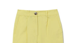 Bavlnené nohavice v žltej farbe. Predáva Reserved za 34,99 eura. 