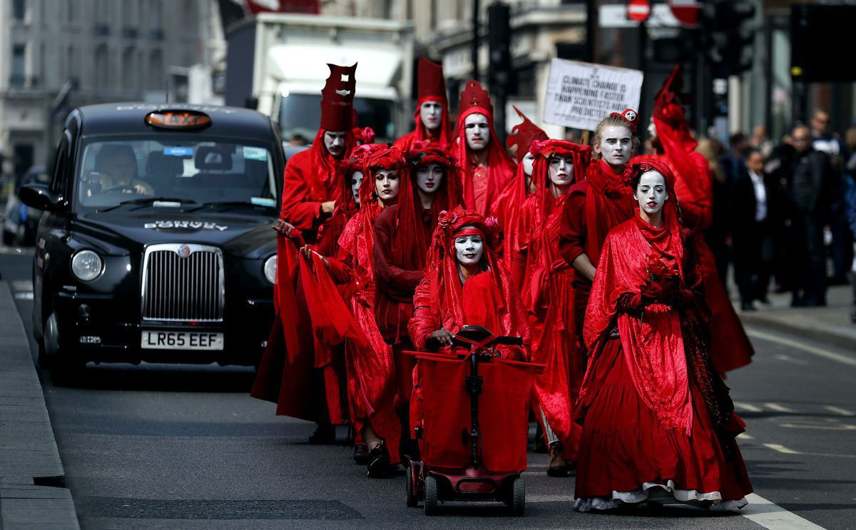 Členovia tzv. Červenej brigády pochodujú v...