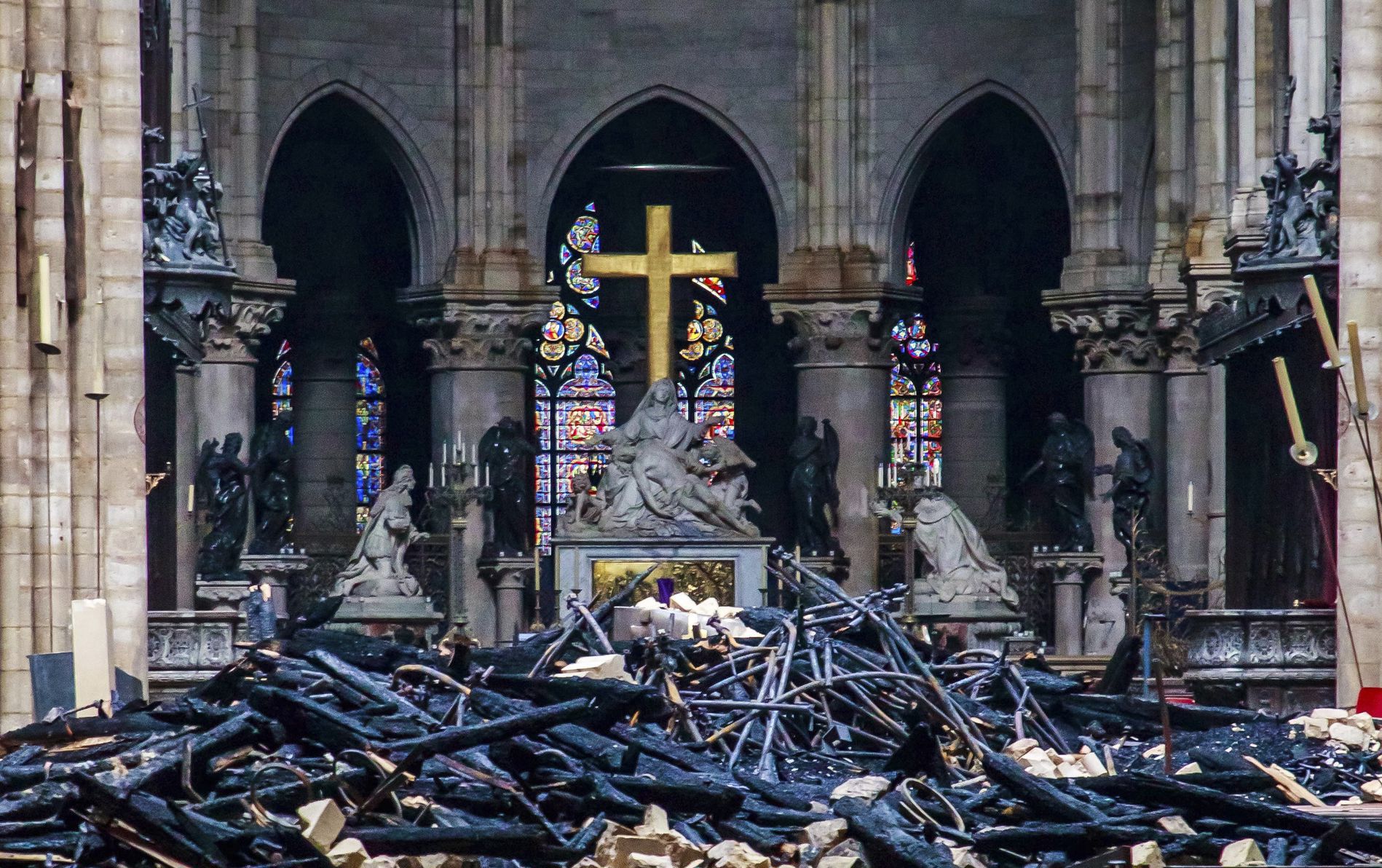 Na snímke sú trosky v katedrále Notre-Dame.
