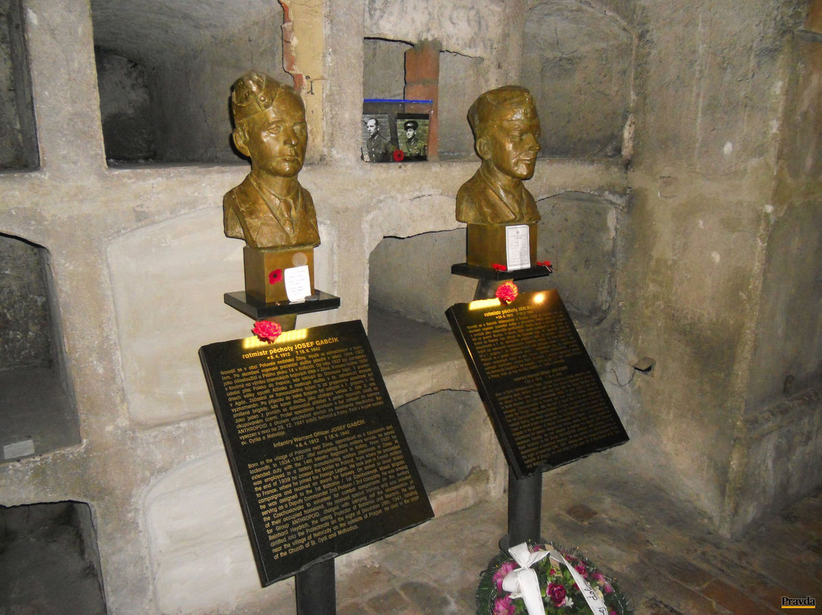 Busty Jozefa Gabčíka a Jána Kubiša v krypte...
