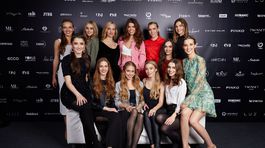 Riaditeľka súťaže Miss Slovensko Karolína Chomisteková (horný rad v strede) s dvanástkou finalistiek súťaže Miss Slovensko 2019.
