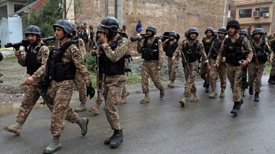 Za útok na autobus s vojakmi v Pakistane sú zodpovední teroristi vycvičení v Iráne