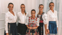Jedna krajšia ako druhá. Tenistky zapózovali v tradičných krojoch