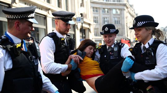Londýnska polícia zatkla už vyše 680 účastníkov klimatických protestov