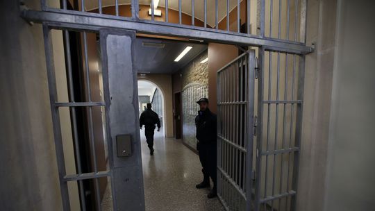 Balkánska krajina rieši preplnené väznice: Tresty za pandémiu zrušia amnestie