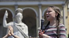 Na klimatický protest v Ríme, ktorý viedla mladá Švédka, prišli tisíce ľudí