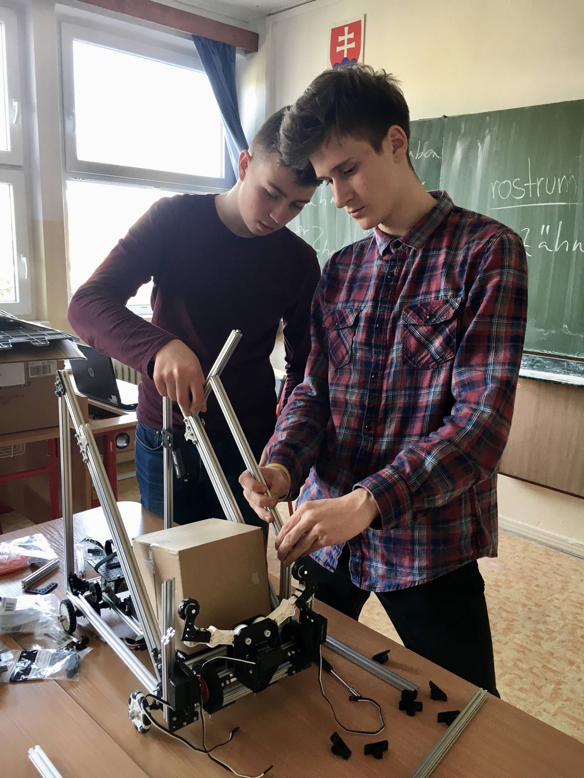 Robot timu z Evanjelickej spojenej skoly v...