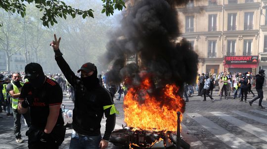 Protesty žltých viest vo Francúzsku sprevádzajú požiare, polícia zasahuje slzným plynom