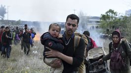 Tisíce migrantov v Bosne prespávajú v parkoch, strediská sú plné