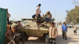 Sily lojálne vláde v Tripolise spustili protiofenzívu