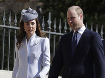 Princ William a jeho manželka Kate prichádzajú na veľkonočnú bohoslužbu. 