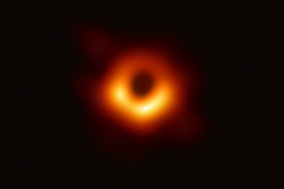 Prvá fotografia supermasívnej čiernej diery,...