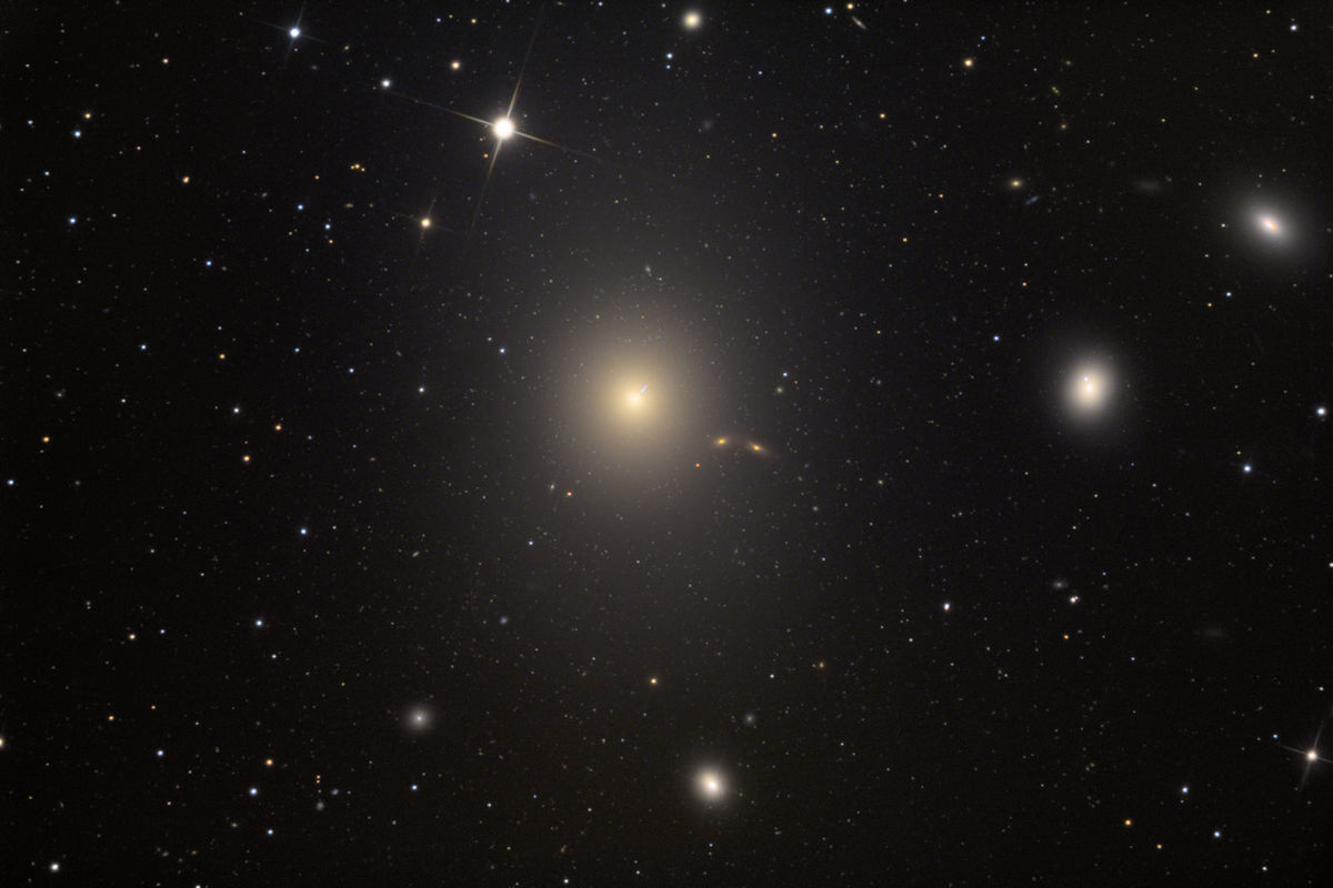 Galaxia Messier M87, v ktorej strede vedci...