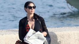 Vetrík sa pohral so šatami krásnej Monicy Bellucciovej! Stále je vo forme