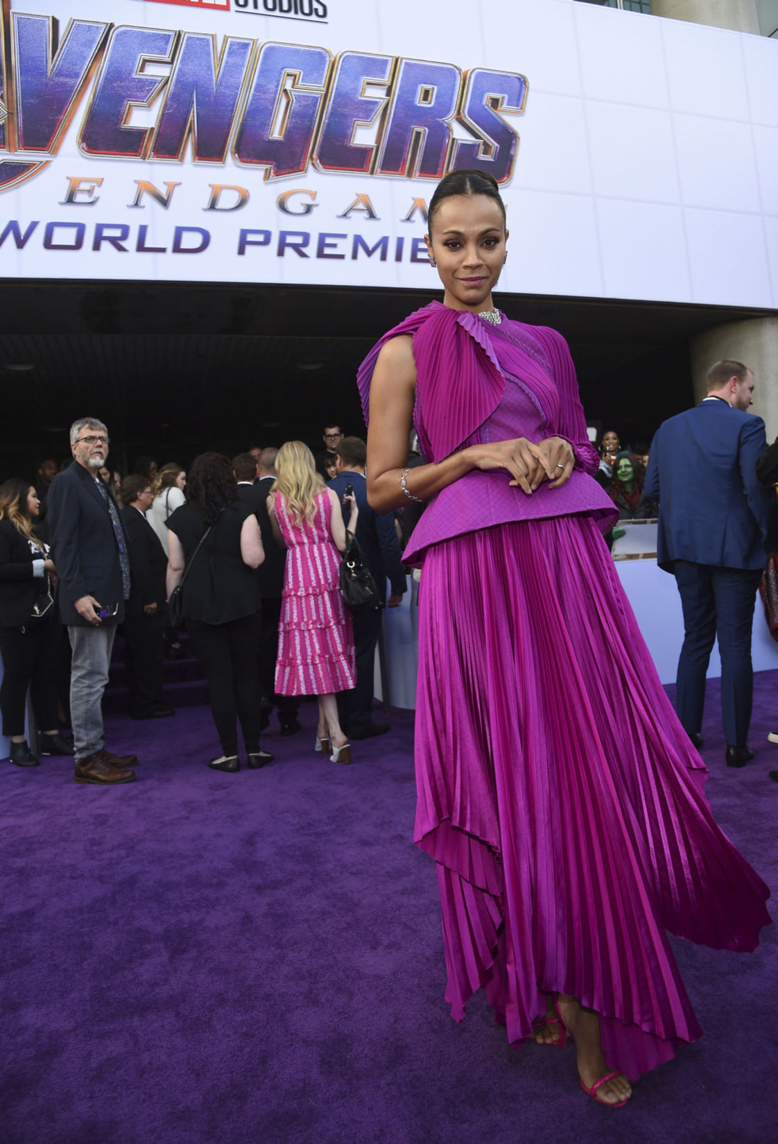 Herečka Zoe Saldana pózuje v šatách z dielne...