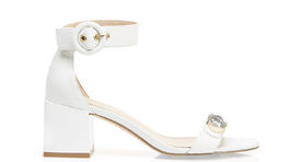 Model bielych sandál na masívnom podpätku značky Liu Jo, info o cene v predaji. 