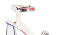 Sandále s výrazným podpätkom Pinko. Predávajú sa za 360 eur. 