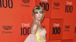 Speváčka Taylor Swift pózuje v šatách J. Mendel. 
