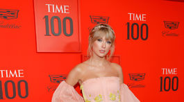 Speváčka Taylor Swift v kreácii J. Mendel. 