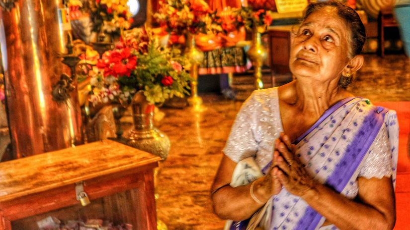 Srí Lanka, útoky, budhistka, modliaca sa žena