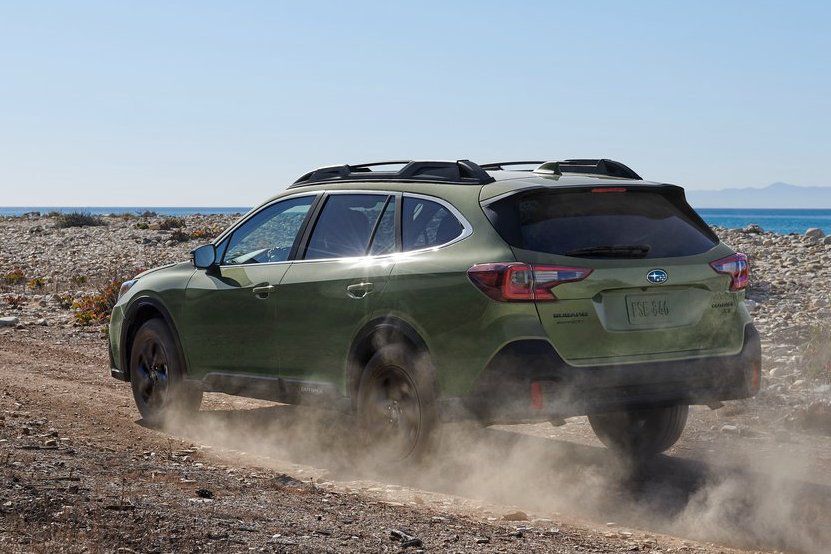 Aj vzadu deklaruje Outback svoju chuť zísť z...