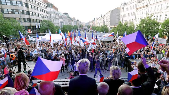 Na Václavskom námestí sa konajú zhromaždenia nacionalistov a ich odporcov