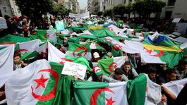 Ľudia v Alžíri opäť demonštrovali za zmeny vo vláde