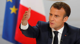 Macron varoval Trumpa, že odveta za digitálnu daň hlboko poškodí vzťahy