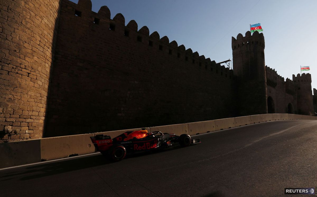 Pierre Gasly z Red Bullu na mestskom okruhu v...