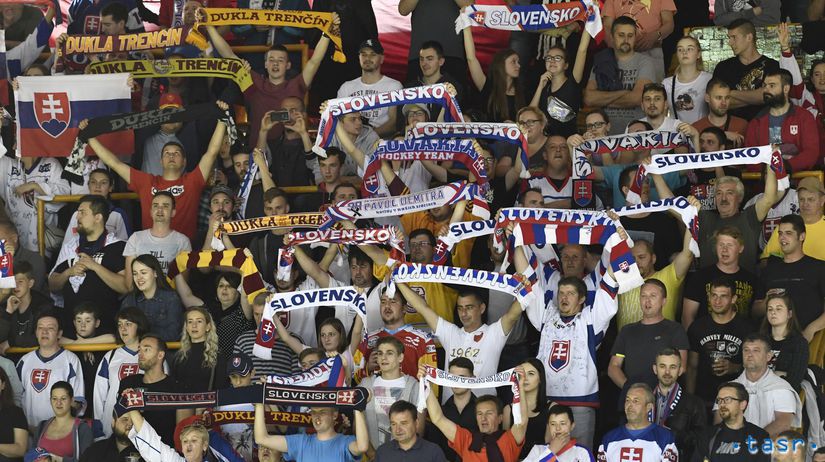 Slovenskí fanúšikovia v Trenčíne počas zápasu s...