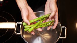 Tipy, triky, nápady: Lúpanie výhonkov špargle