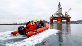 Štyria aktivisti z Greenpeace vyliezli na ropnú plošinu v Nórsku