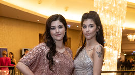 Sestry Celeste Buckingham (vľavo) a Carmel Buckingham. Celeste obliekla dizajnérka Michaela Ľuptáková. 