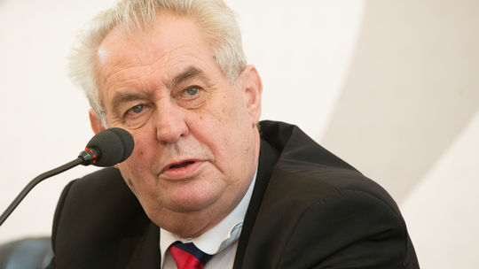 Senát parlamentu Českej republiky schválil ústavnú žalobu na prezidenta Zemana 