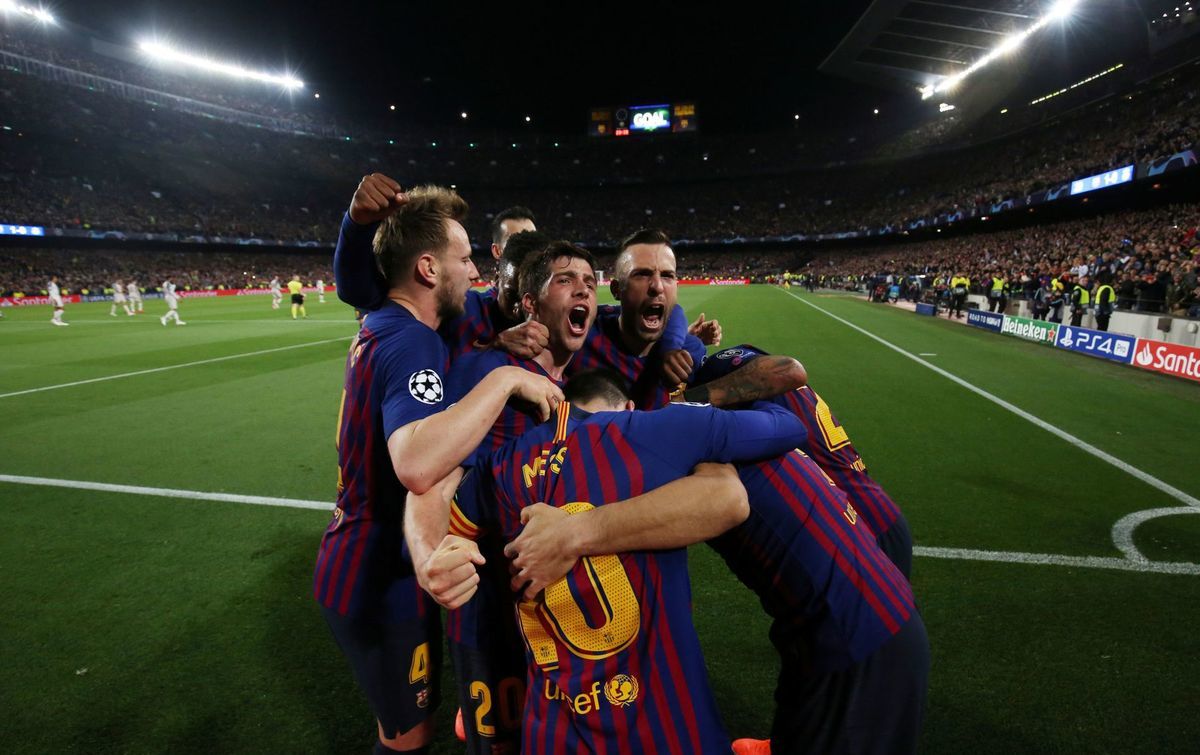 Futbalisti Barcelony oslavujú prvý z dvoch...
