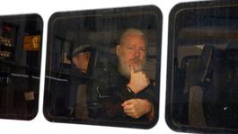 Assangea odsúdili na 50 týždňov väzenia za porušenie podmienok kaucie