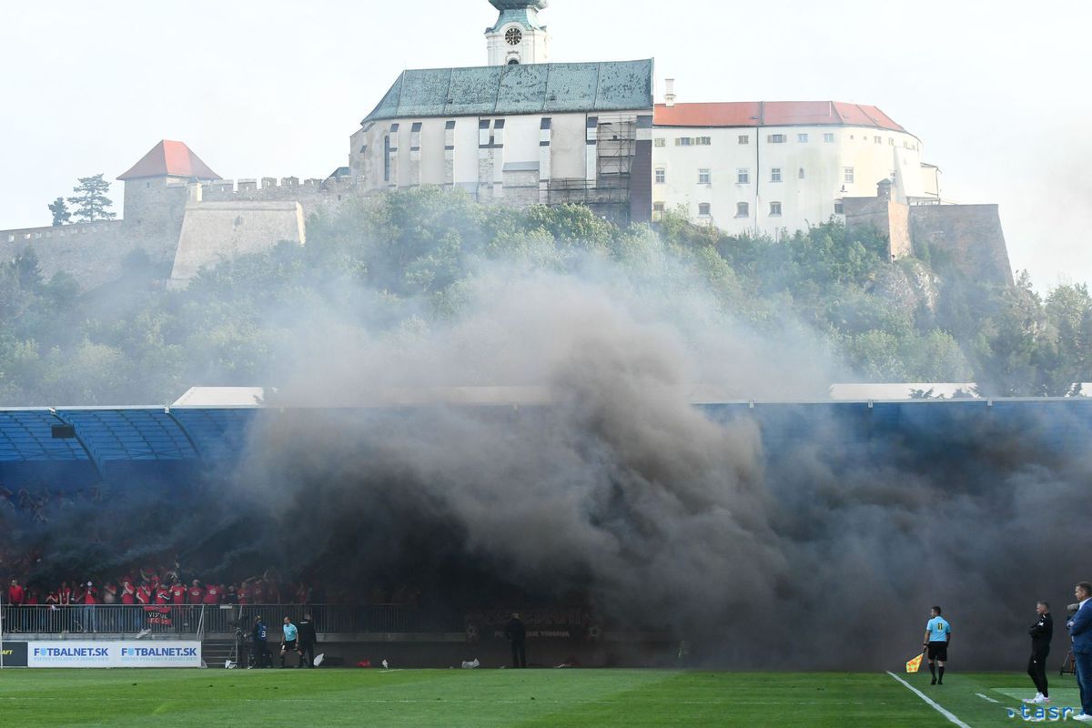 Dymovnice v sektore Trnavy v pohárovom finále...