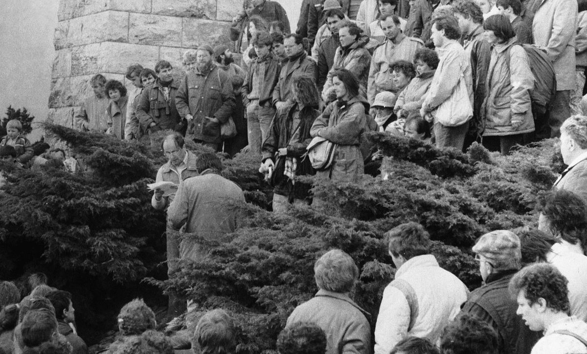 Máj 1989: Okolo tisíc účastníkov neoficiálnej...