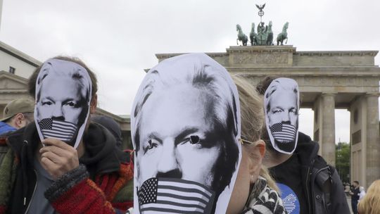 Experti OSN považujú Assangeovo väznenie za neprimerané