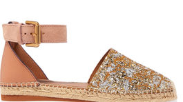 Sandále na klinovej podrážke s variáciou na espadrilky. Predáva Liu Jo, info o cene v predaji. 
