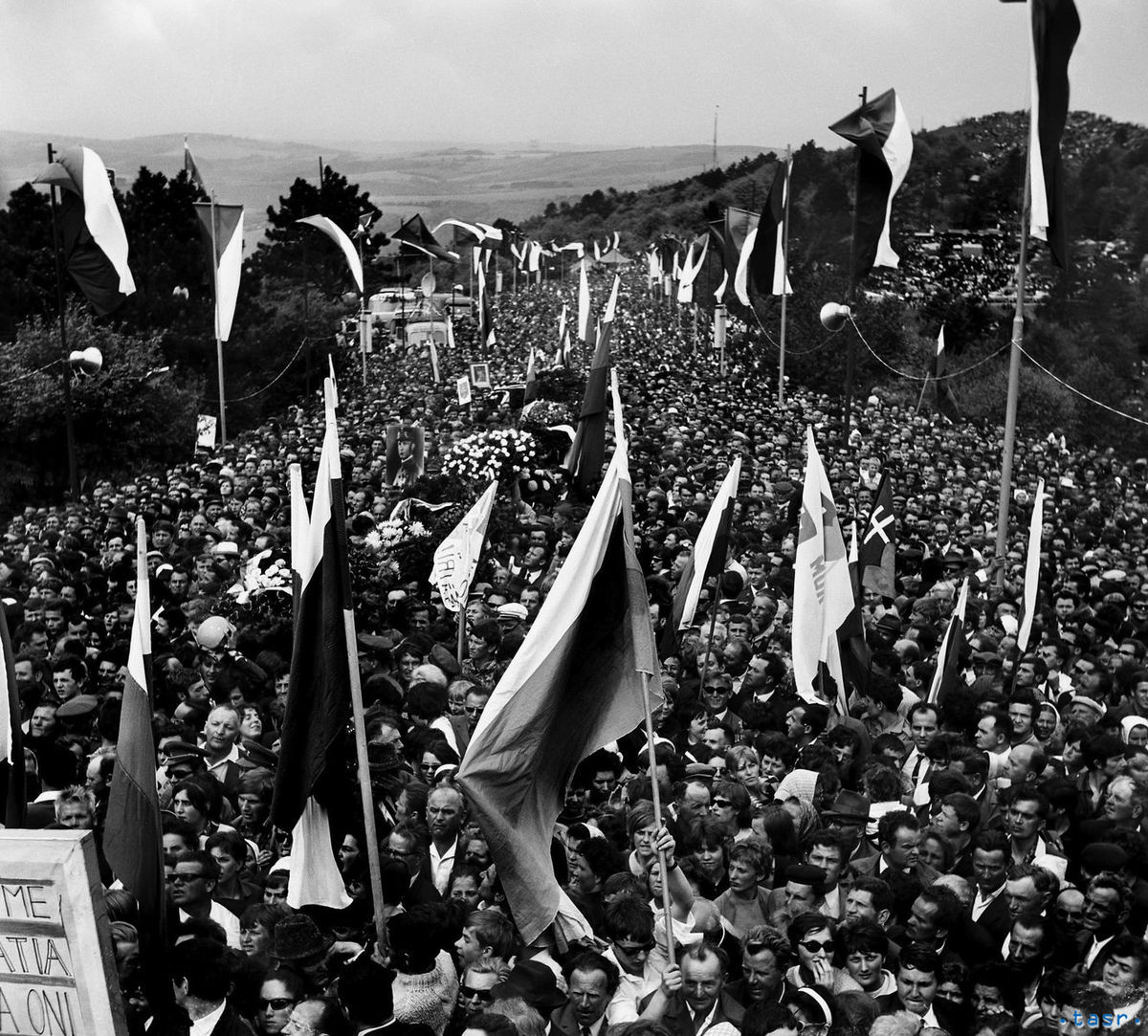 Máj 1968: Okolo 100-tisícová manifestácia ľudí,...