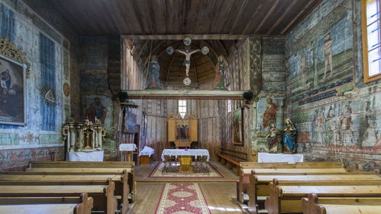 Celkový pohľad, vpredu gotický oltár, ktorého...