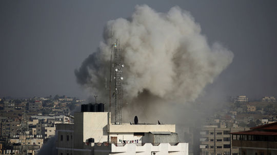 Smrtiaci ohňostroj ohlasuje návrat vojny do Gazy
