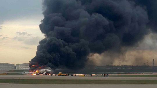 V Moskve kvôli požiaru na palube núdzovo pristálo lietadlo, 13 mŕtvych