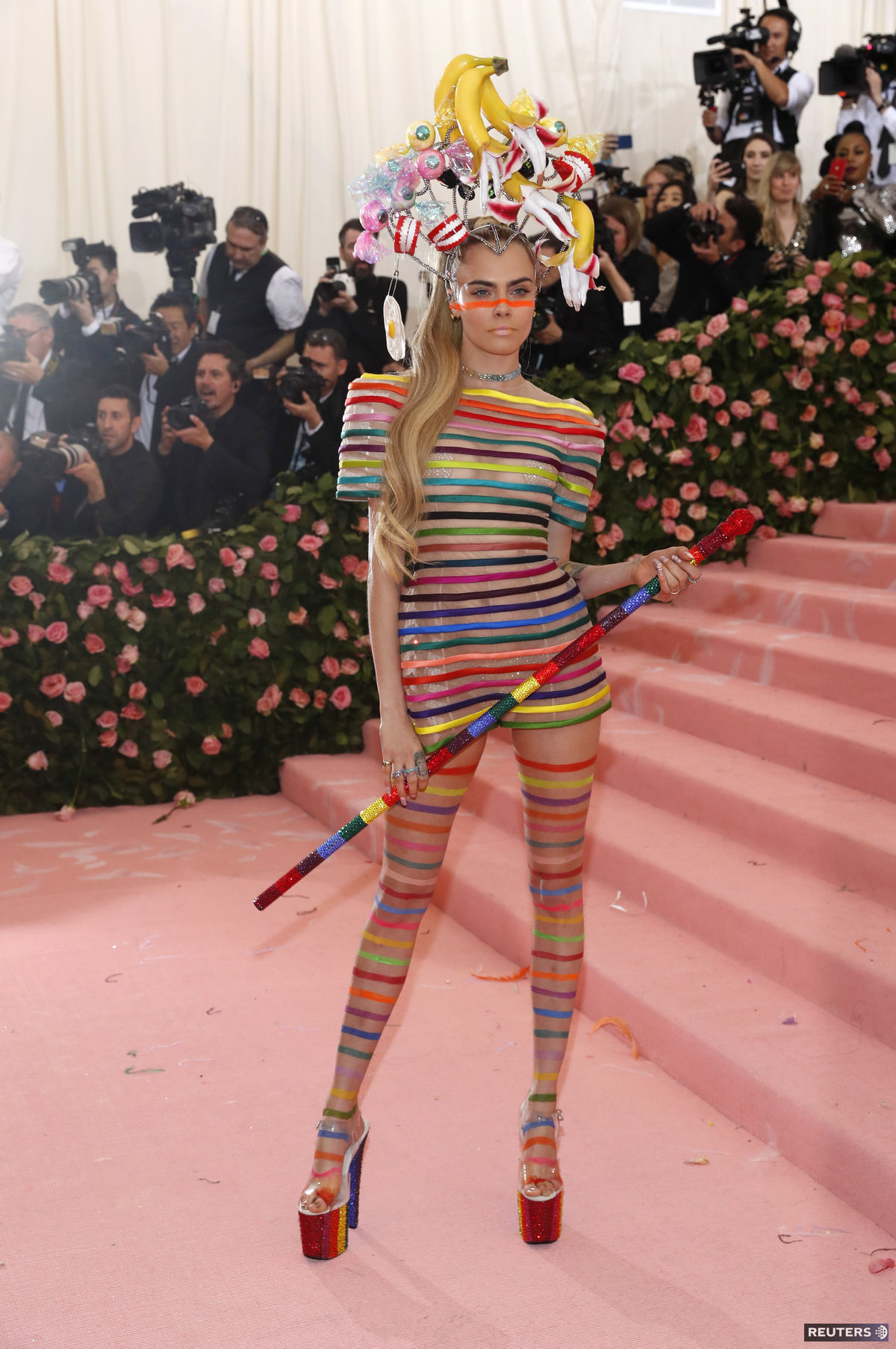 Modelka Cara Delevingne počas Met Gala odetá v...