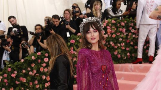 Dakota Johnson v šatách Gucci.